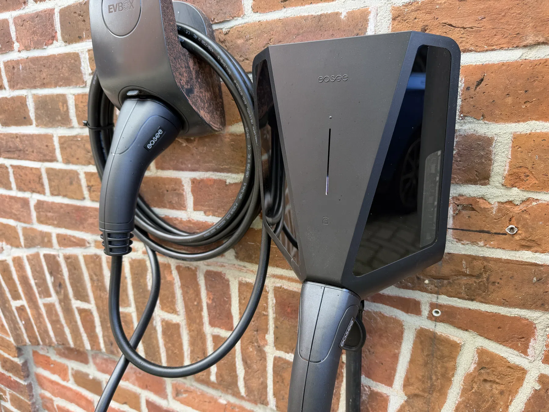 De Easee Charge Max (rechts zie je de MID meter achter het raampje)